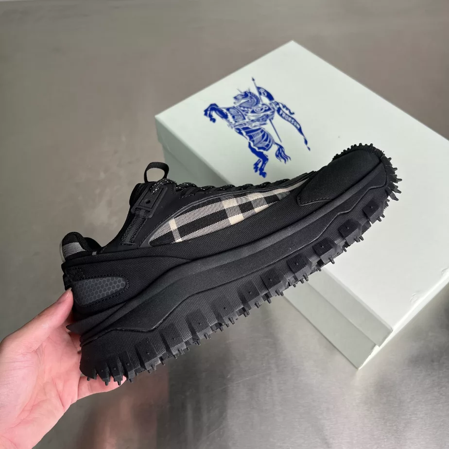 BURBERRY SNEAKERS - BBR049