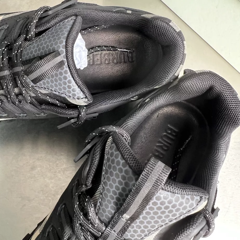 BURBERRY SNEAKERS - BBR049