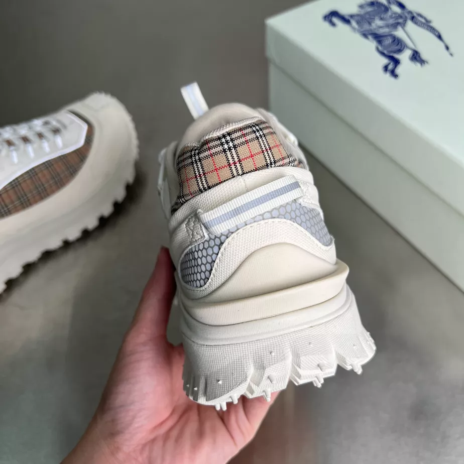BURBERRY SNEAKERS - BBR050