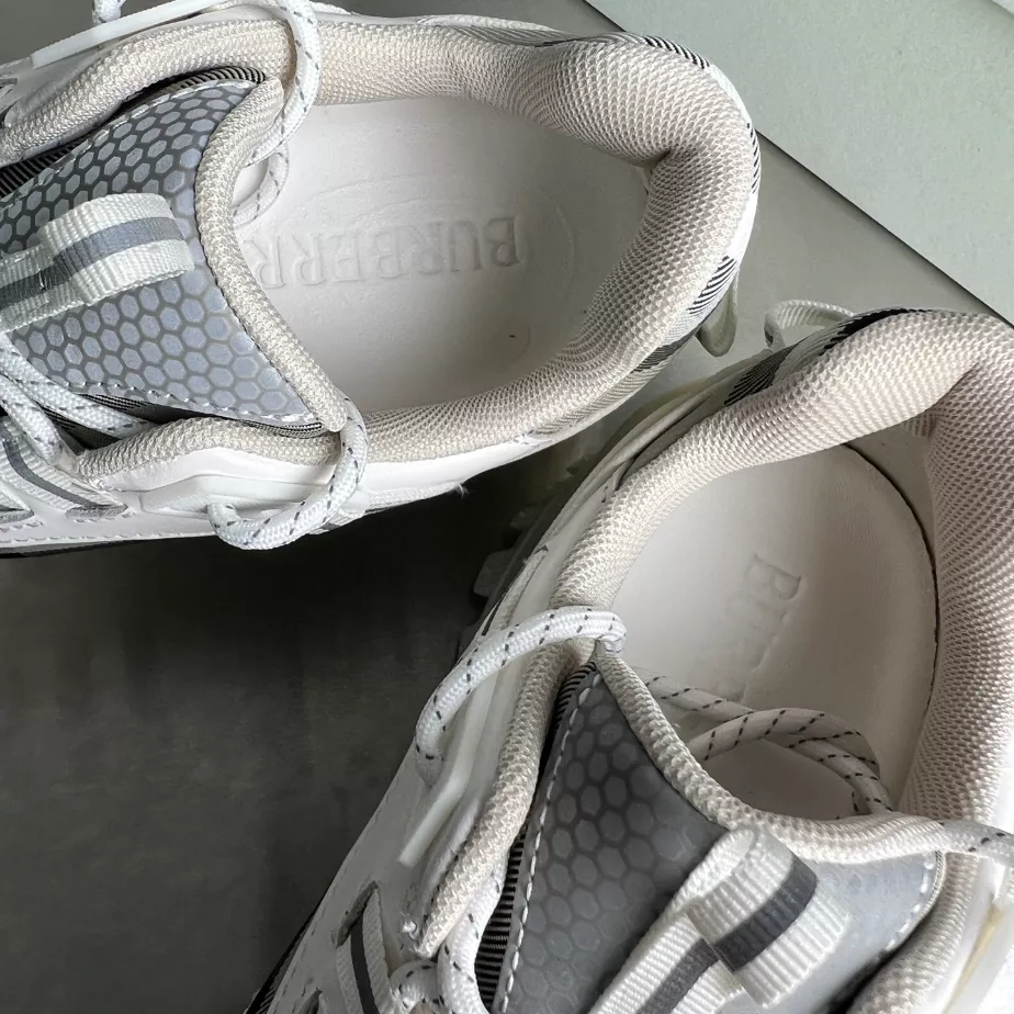 BURBERRY SNEAKERS - BBR051