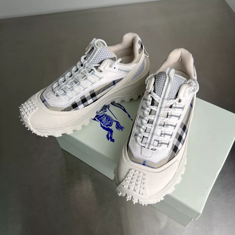 BURBERRY SNEAKERS - BBR051