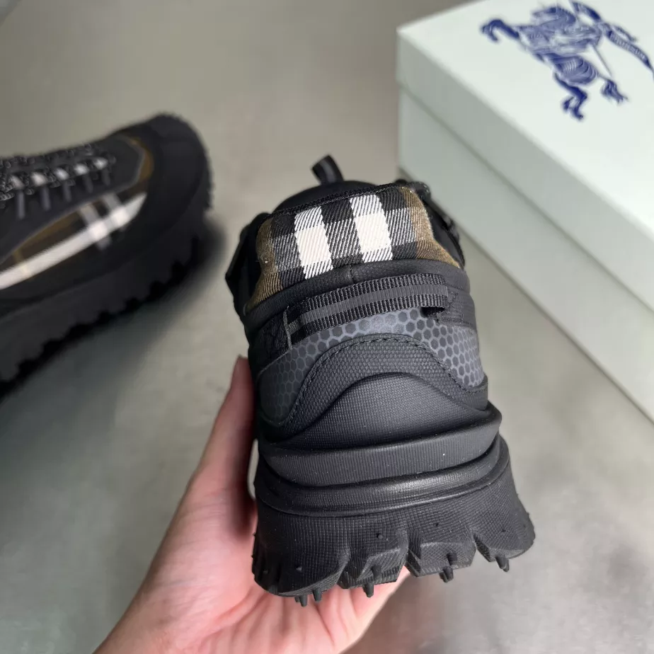 BURBERRY SNEAKERS - BBR052