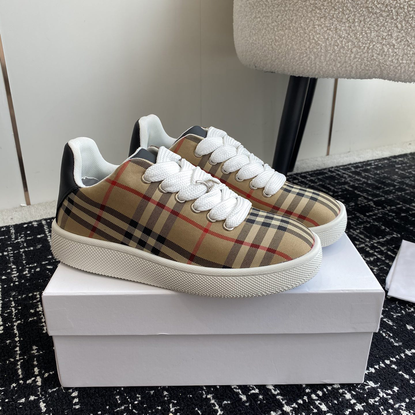 BURBERRY SNEAKERS - BBR102