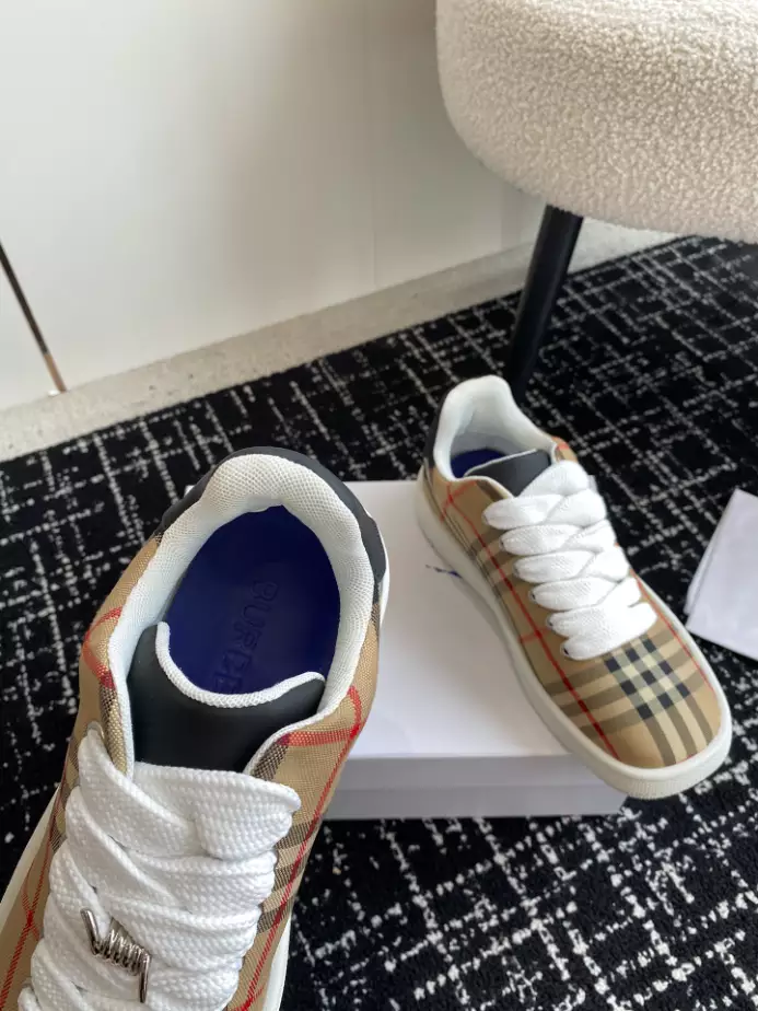 BURBERRY SNEAKERS - BBR102