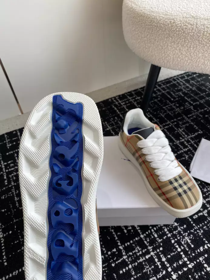 BURBERRY SNEAKERS - BBR102