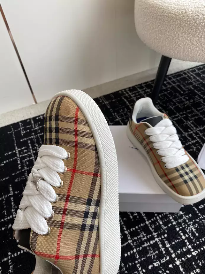 BURBERRY SNEAKERS - BBR102