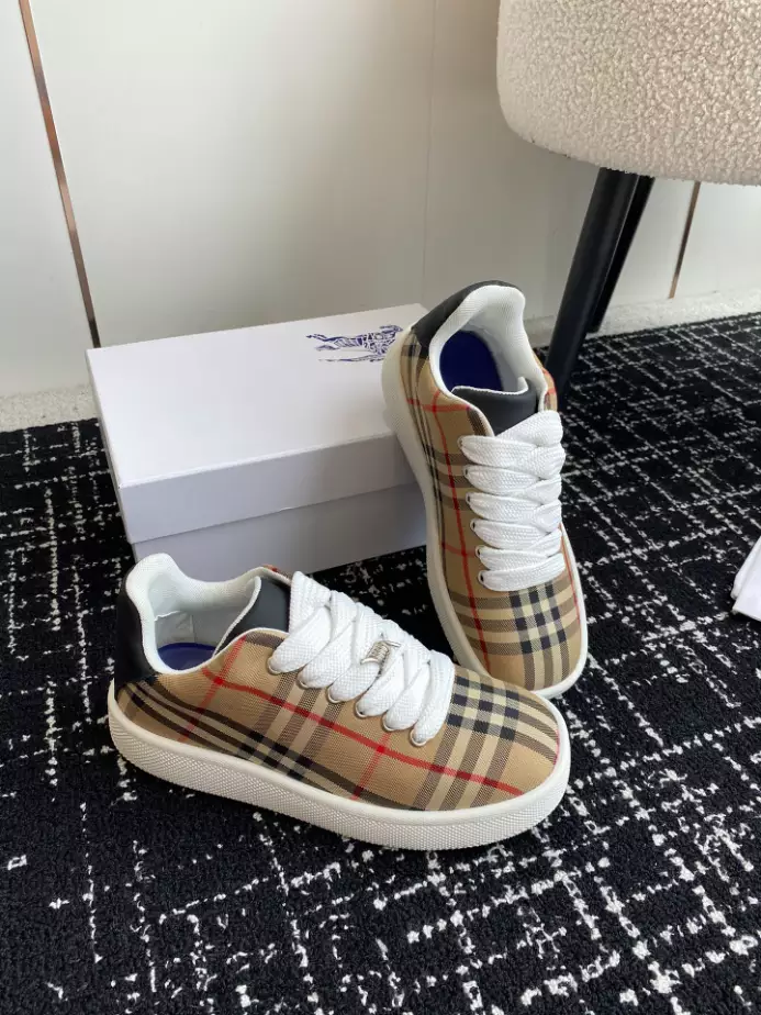BURBERRY SNEAKERS - BBR102