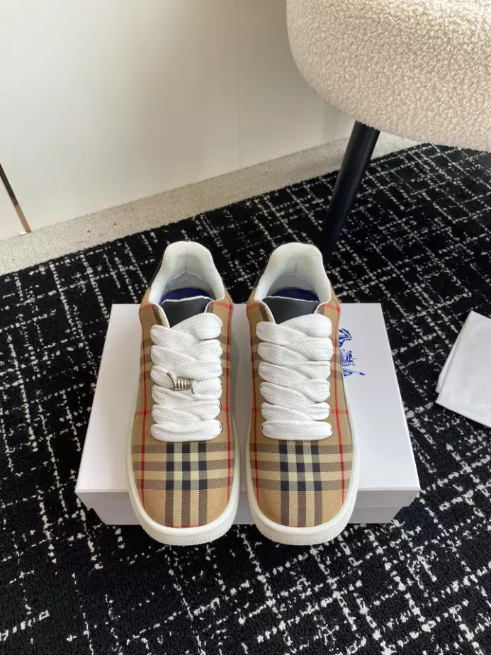 BURBERRY SNEAKERS - BBR102