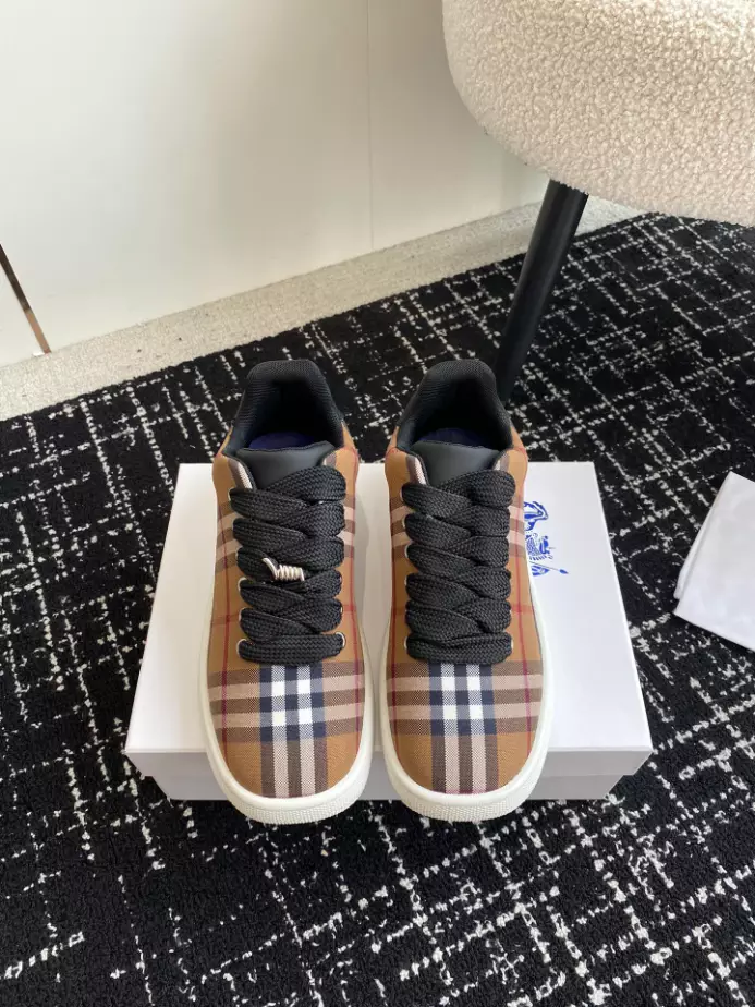 BURBERRY SNEAKERS - BBR103