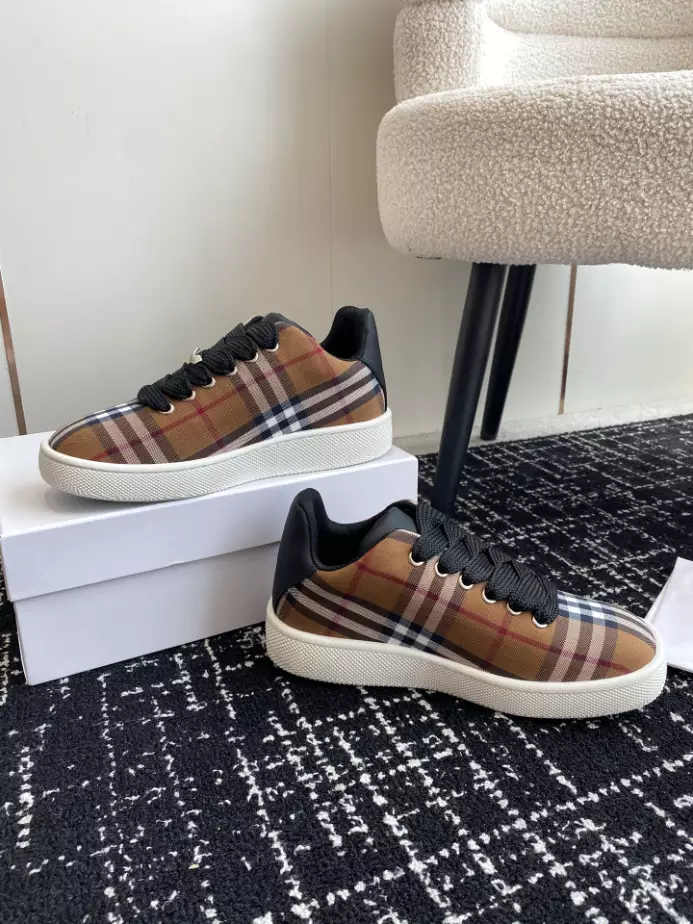 BURBERRY SNEAKERS - BBR103