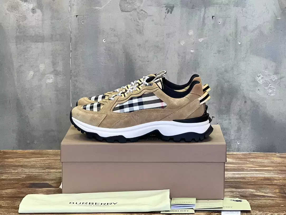 BURBERRY SNEAKERS - BBR104