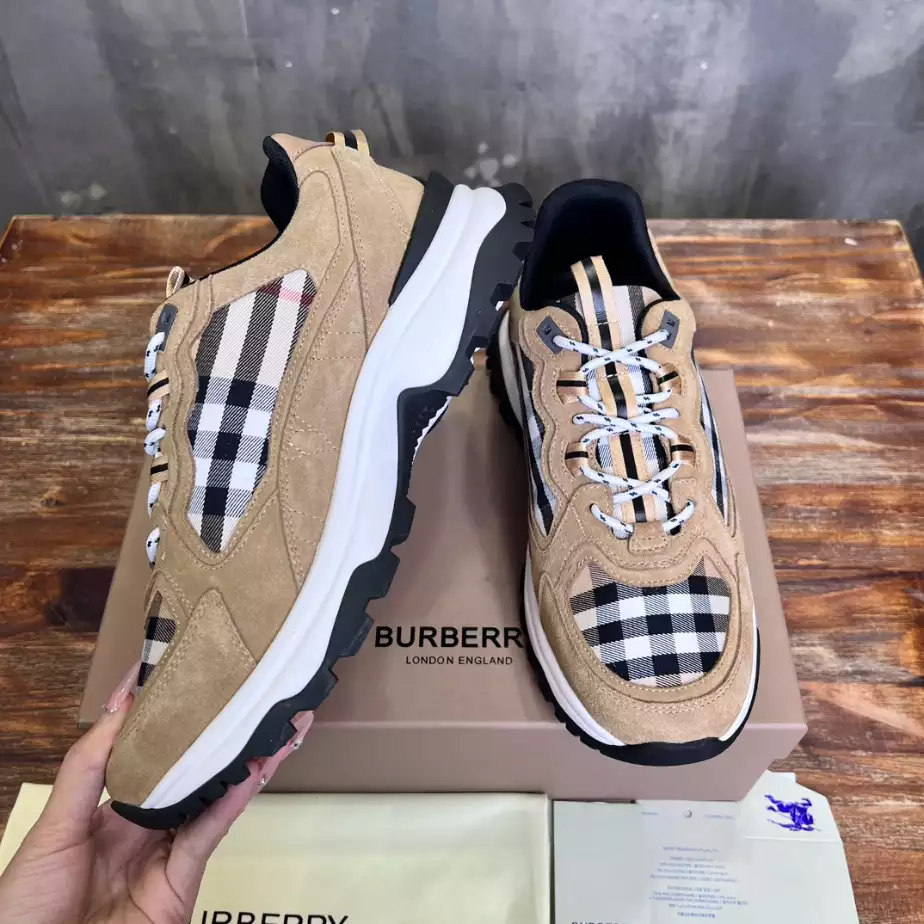 BURBERRY SNEAKERS - BBR104