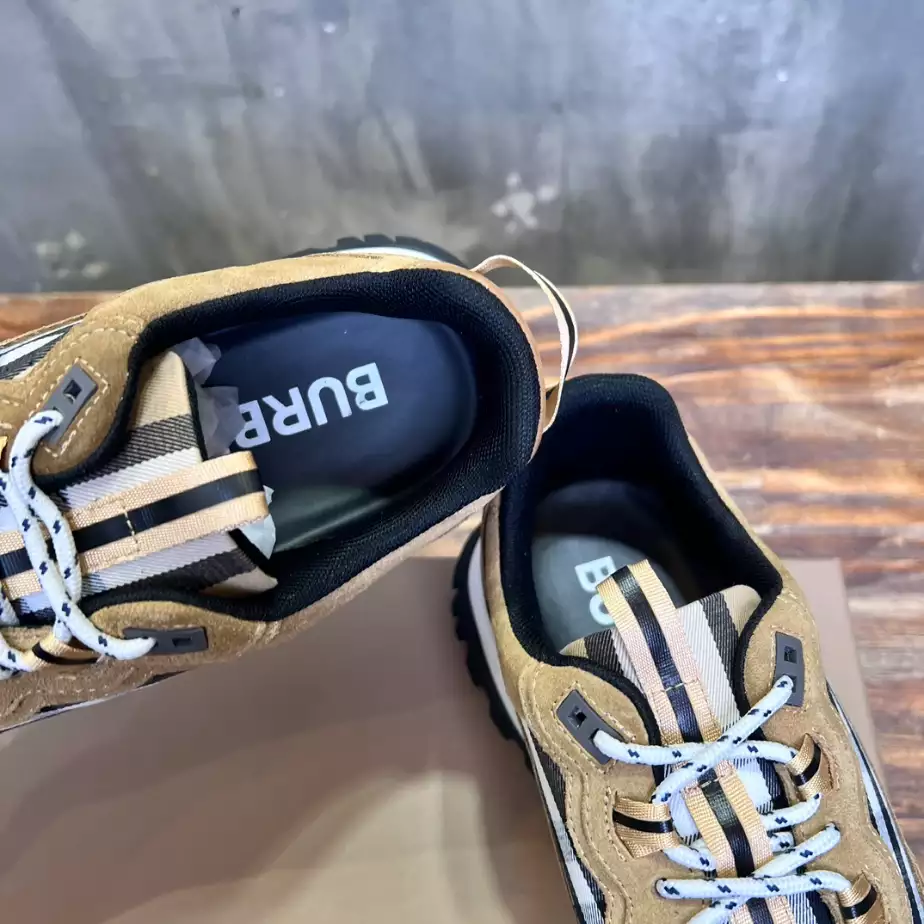 BURBERRY SNEAKERS - BBR104