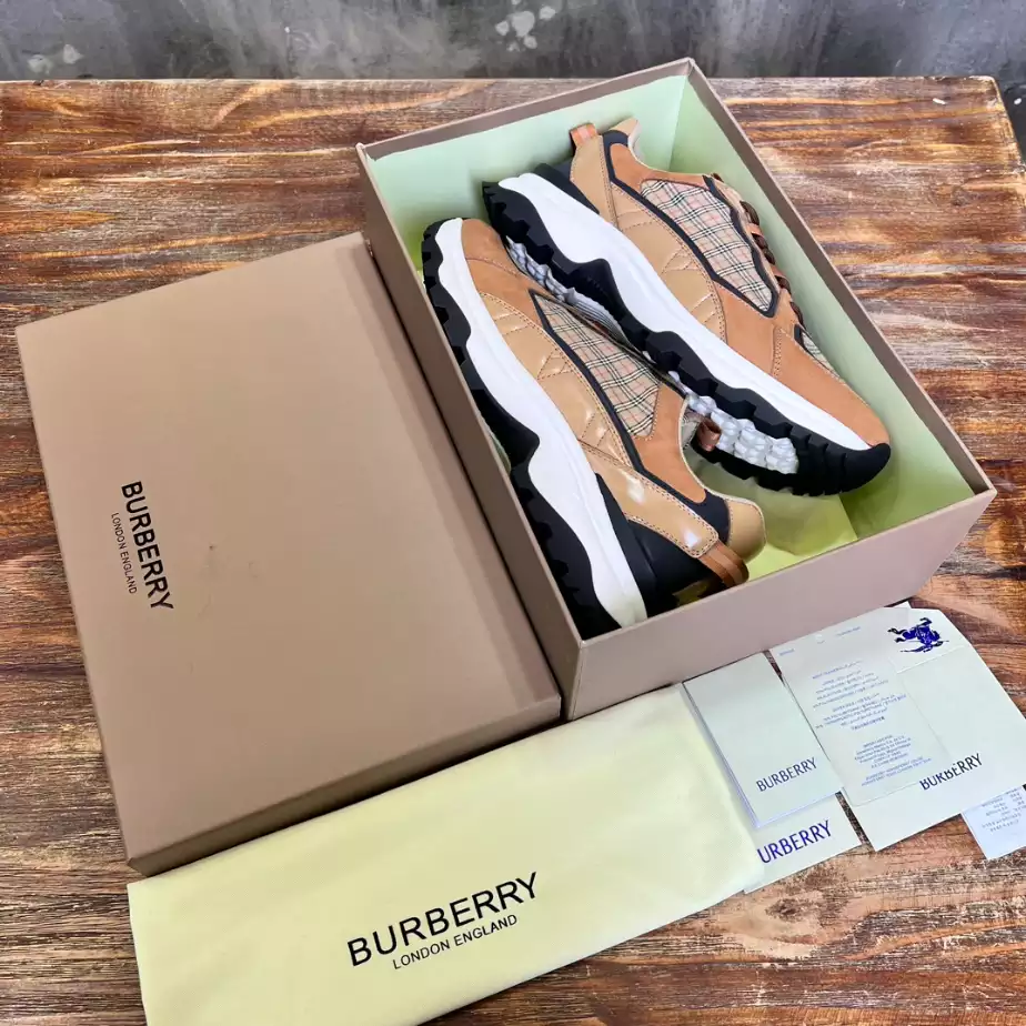 BURBERRY SNEAKERS - BBR105