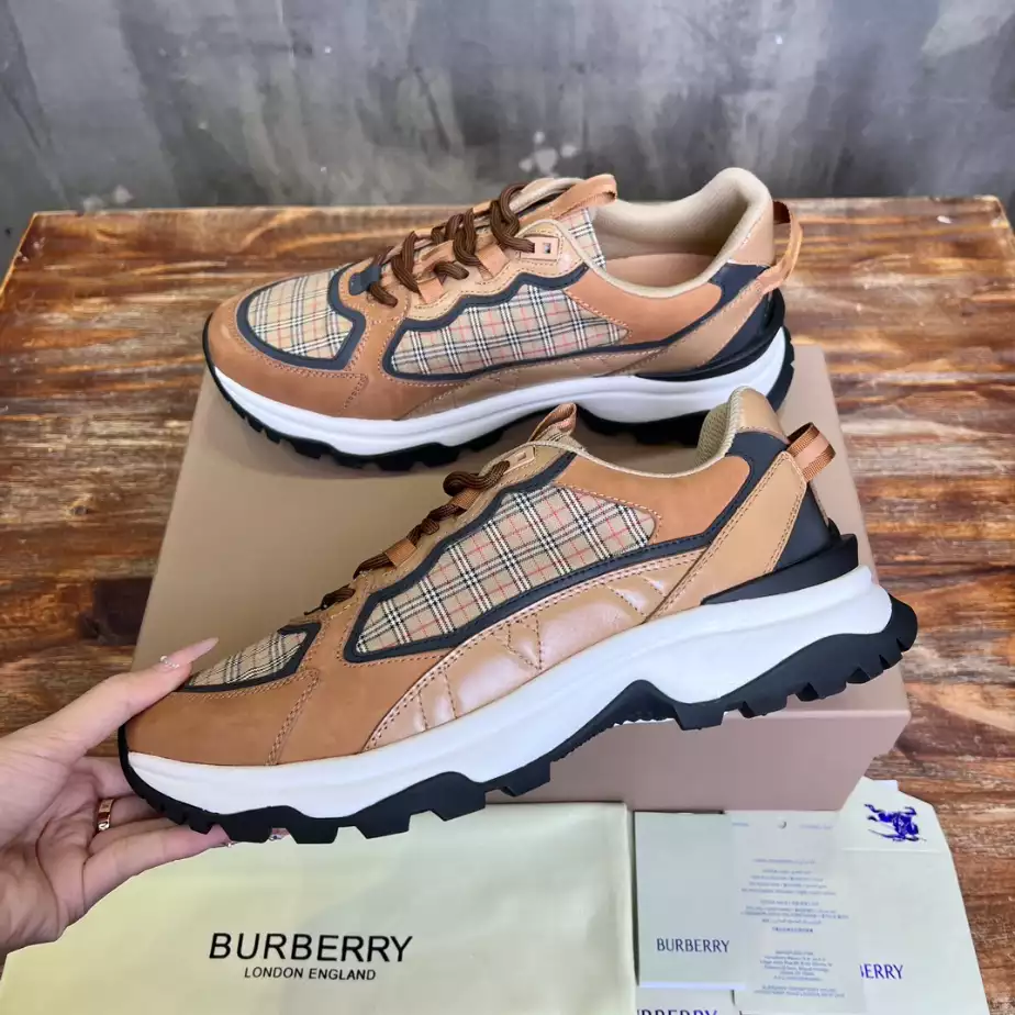 BURBERRY SNEAKERS - BBR105