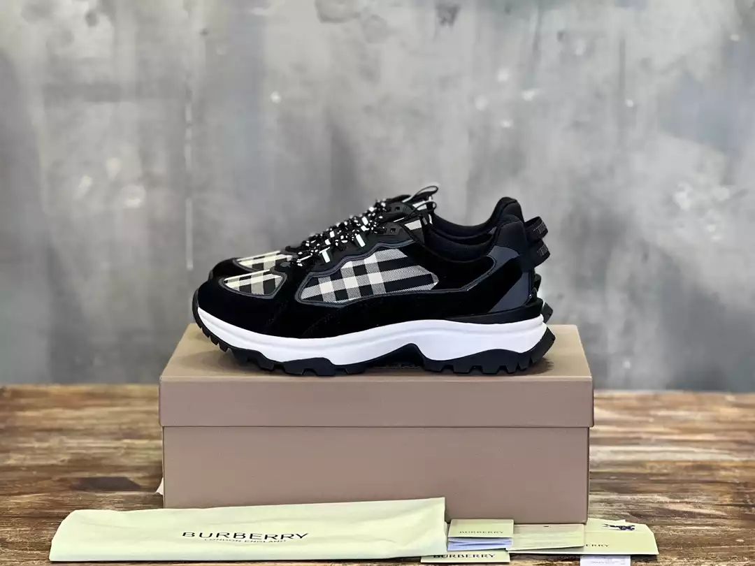 BURBERRY SNEAKERS - BBR106
