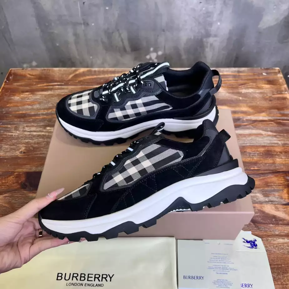 BURBERRY SNEAKERS - BBR106
