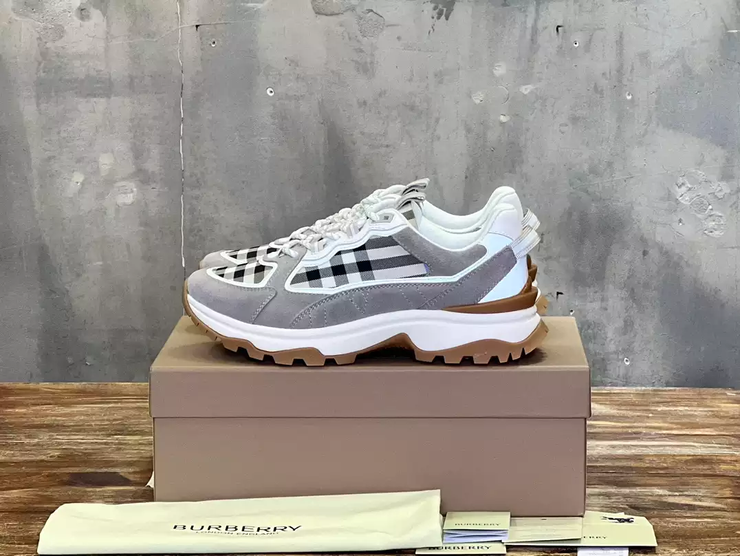 BURBERRY SNEAKERS - BBR107