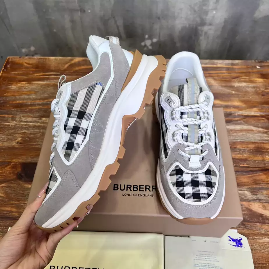 BURBERRY SNEAKERS - BBR107