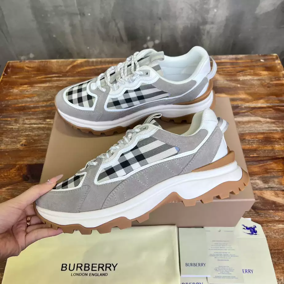 BURBERRY SNEAKERS - BBR107