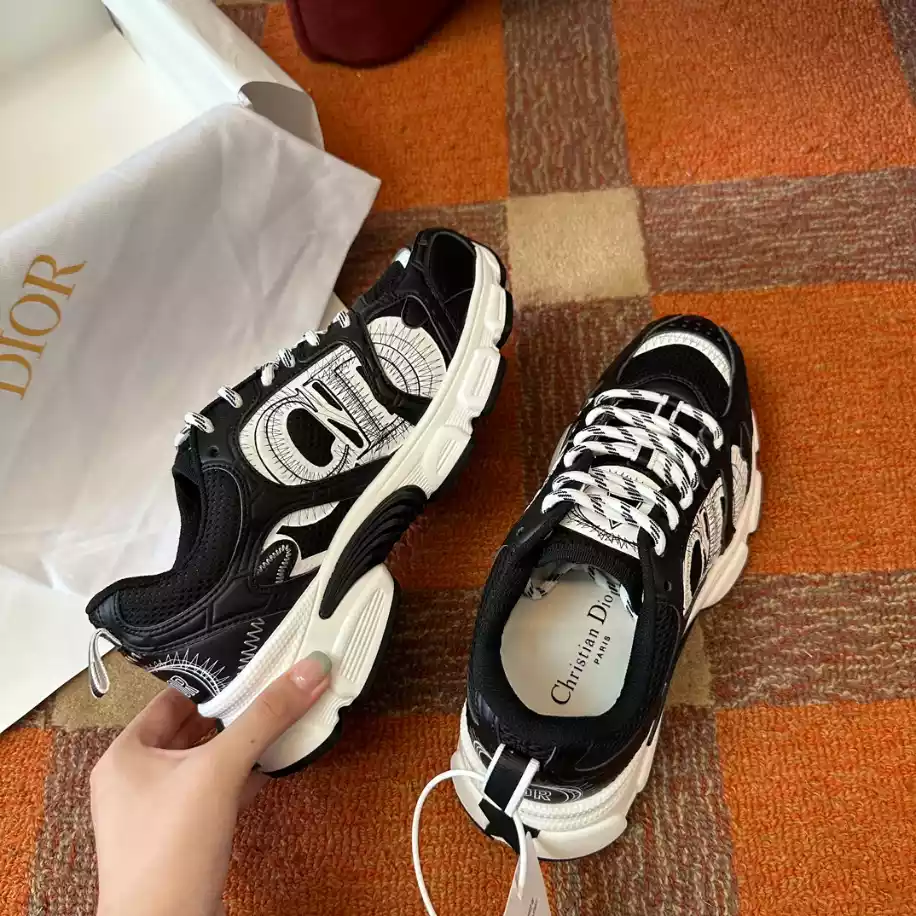 DIOR CHRONO SNEAKERS.