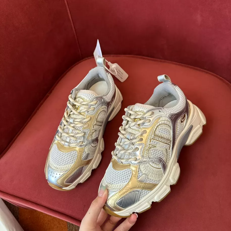 DIOR CHRONO SNEAKERS.