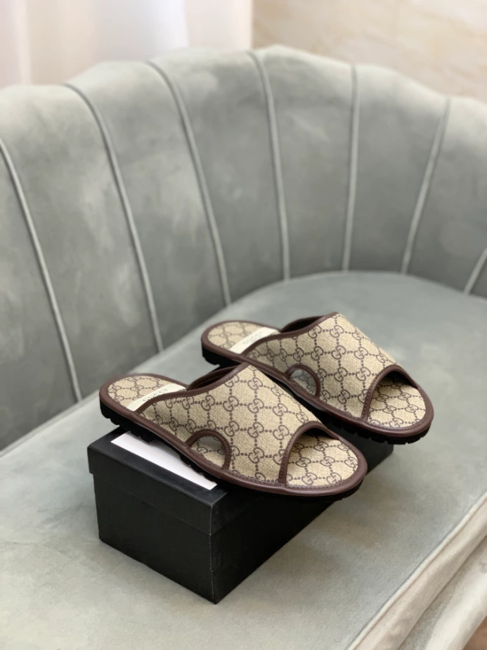 GUCCI MEN'S GG SUPREME SLIDE SANDAL - GSL063