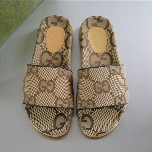 GUCCI MEN'S MAXI GG CANVAS SLIDE SANDAL - GSL070