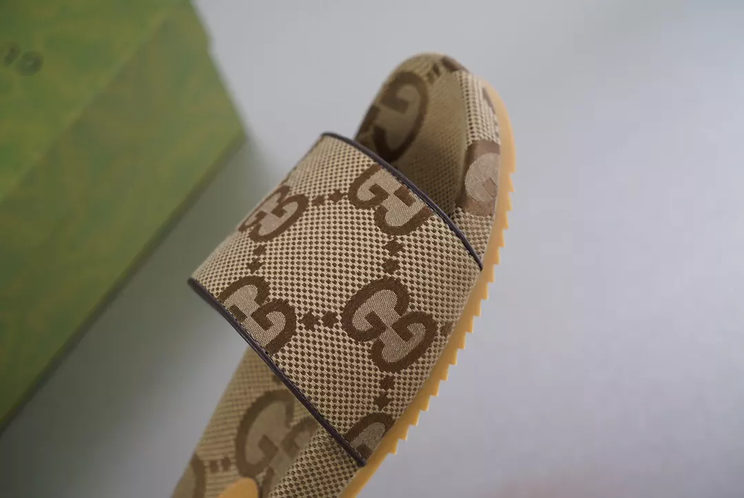 GUCCI MEN'S MAXI GG CANVAS SLIDE SANDAL - GSL070