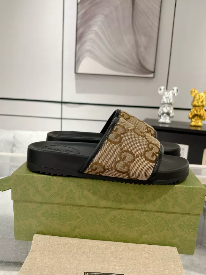 GUCCI MEN'S SLIDE SANDAL - GSL060