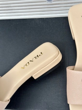 PRADA WOMEN'S SLIDES IN BEIGE SAFFIANO LEATHER - PSD062