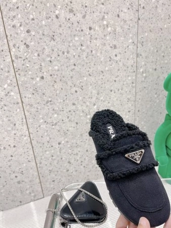 PRADA WOMEN'S SLIPPERS IN BLACK SHEARLING - PSD049