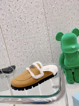 PRADA WOMEN'S SLIPPERS IN TAN SHEARLING - PSD050