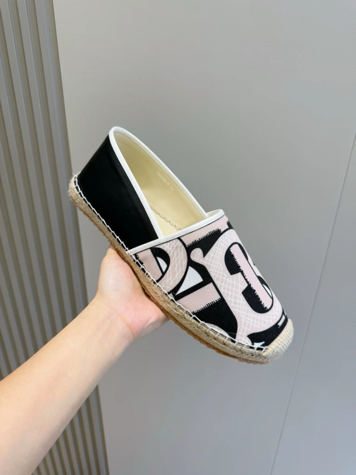 BURBERRY CANVAS STRAW BUCKET - BBR042