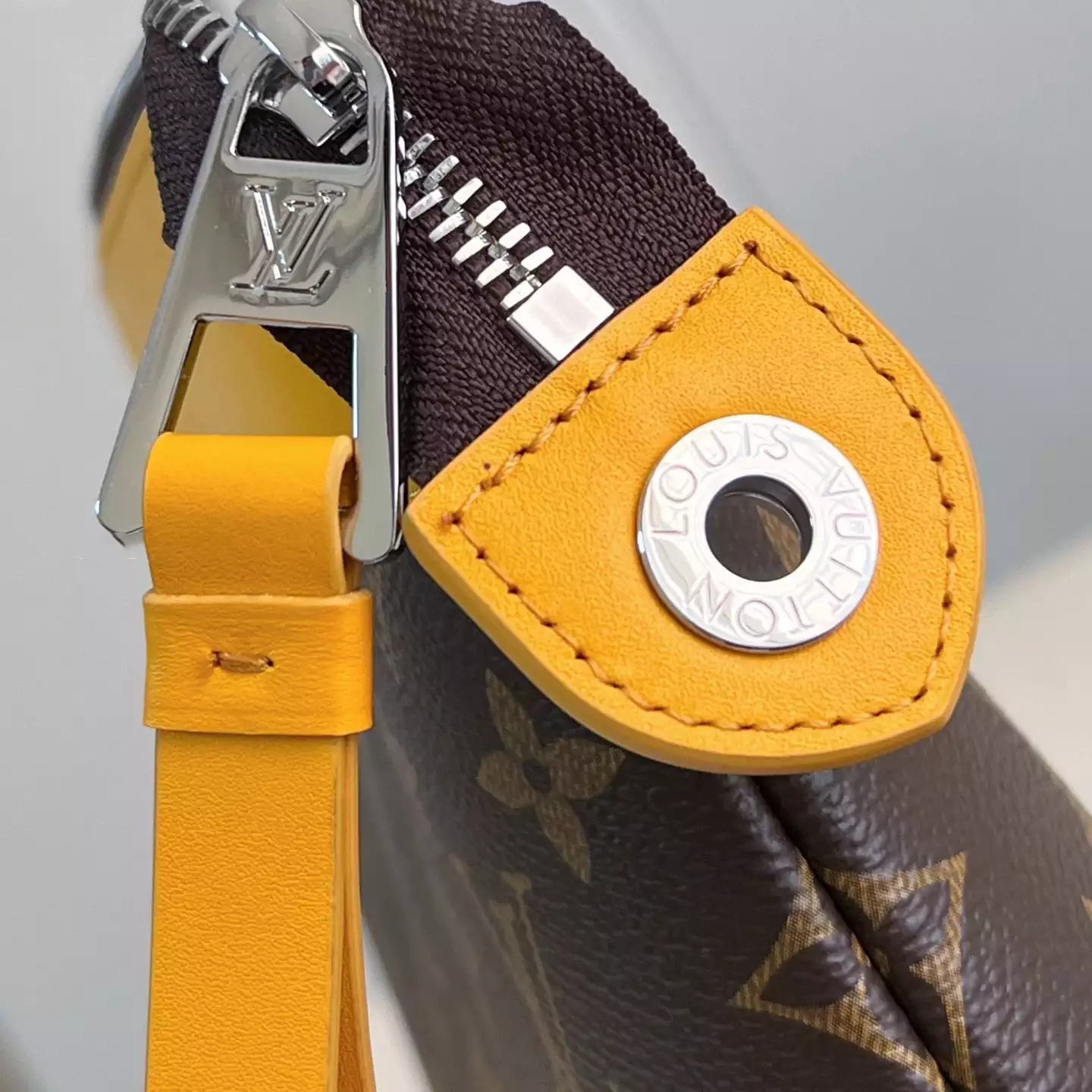 POCHETTE VOYAGE SOUPLE SAFRAN YELLOW M13198 - LW404 DISCOVERY BACKPACK PM SKY BLUE MONOGRAM CANVAS