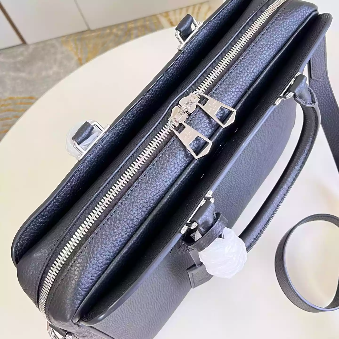 ARMAND BRIEFCASE MM TAURILLON LEATHER M54381 - LW330 DISCOVERY BACKPACK PM SKY BLUE MONOGRAM CANVAS