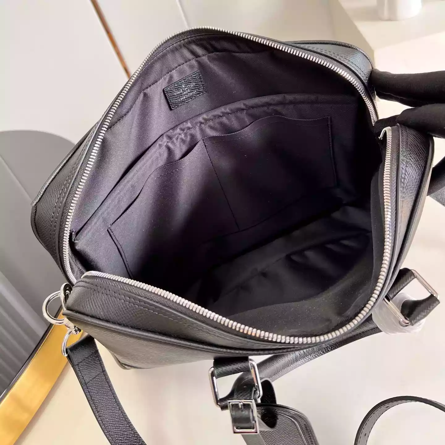 ARMAND BRIEFCASE MM TAURILLON LEATHER M54381 - LW330 DISCOVERY BACKPACK PM SKY BLUE MONOGRAM CANVAS