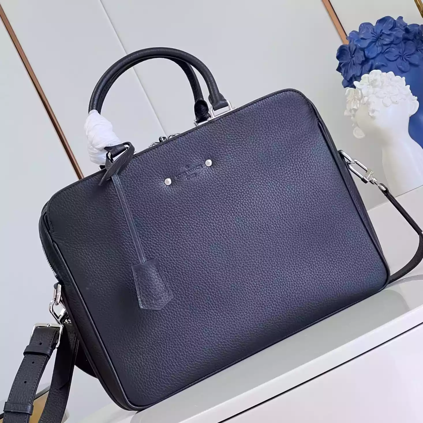 ARMAND BRIEFCASE MM TAURILLON LEATHER M54381 - LW330 DISCOVERY BACKPACK PM SKY BLUE MONOGRAM CANVAS