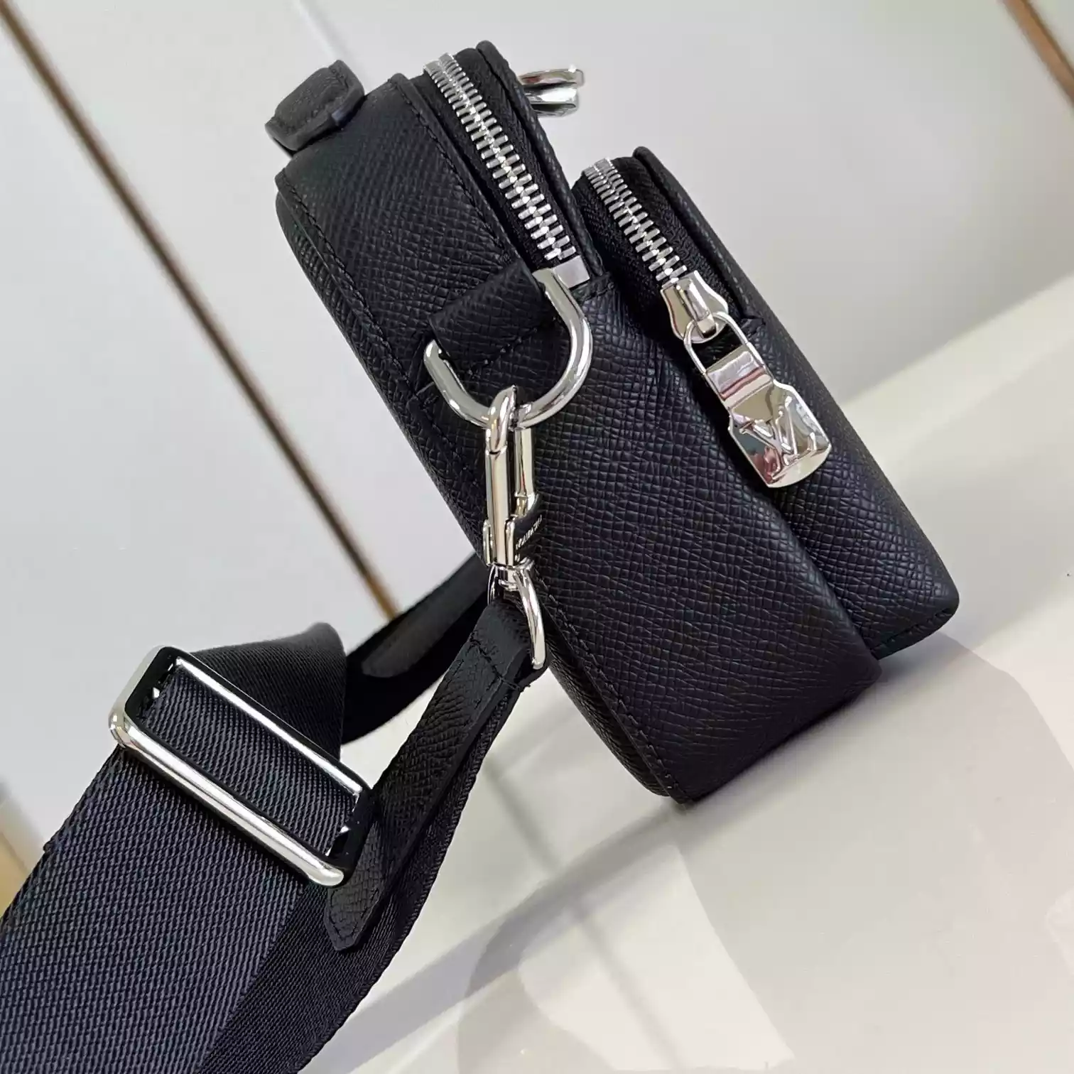 AVENUE MESSENGER BAG BLACK TAIGA COWHIDE LEATHER M11657 - LW429 DISCOVERY BACKPACK PM SKY BLUE MONOGRAM CANVAS