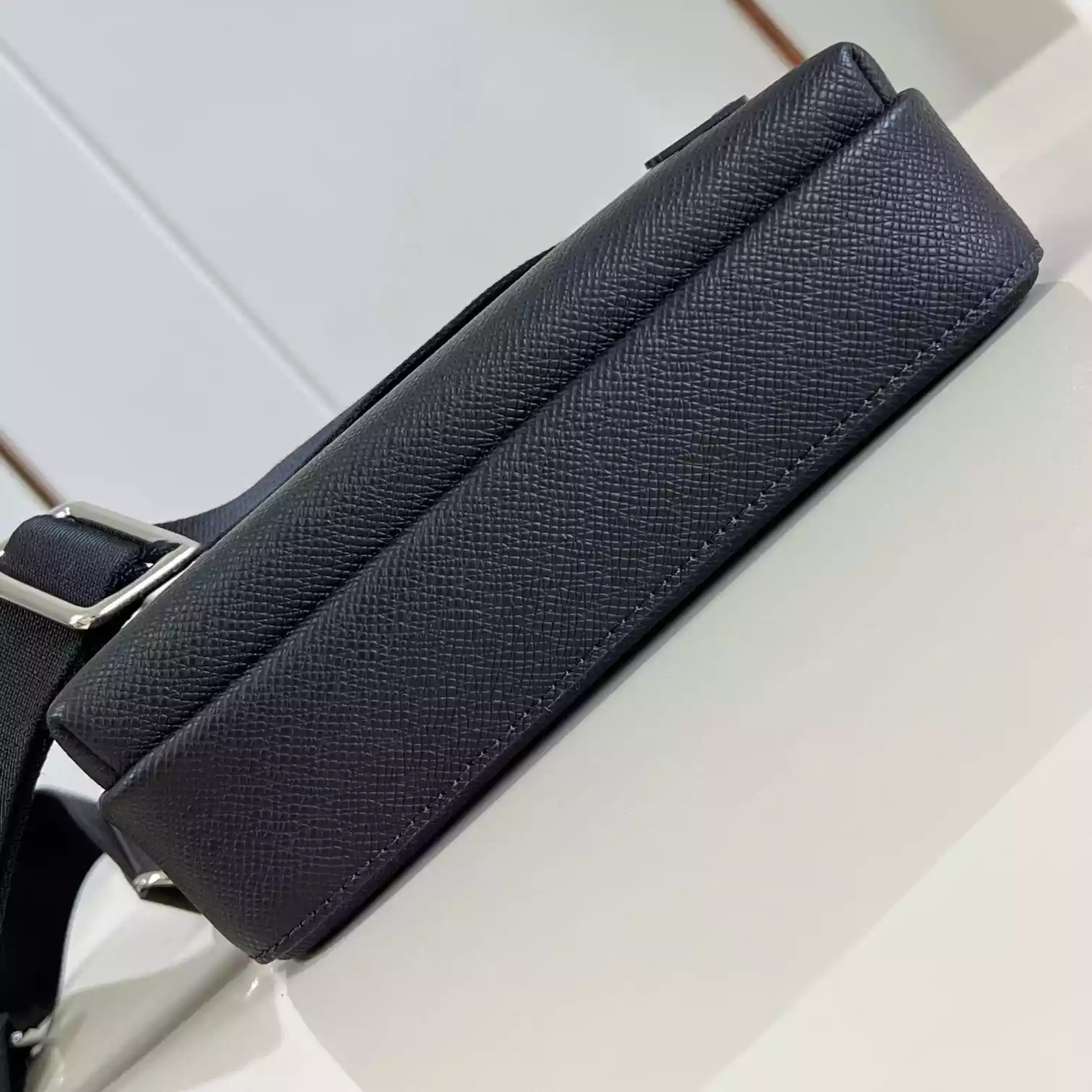 AVENUE MESSENGER BAG BLACK TAIGA COWHIDE LEATHER M11657 - LW429 DISCOVERY BACKPACK PM SKY BLUE MONOGRAM CANVAS