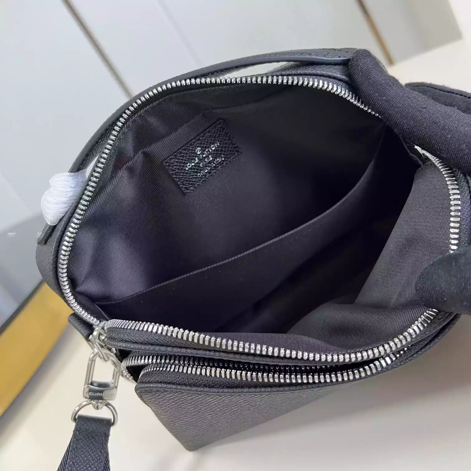 AVENUE MESSENGER BAG BLACK TAIGA COWHIDE LEATHER M11657 - LW429 DISCOVERY BACKPACK PM SKY BLUE MONOGRAM CANVAS