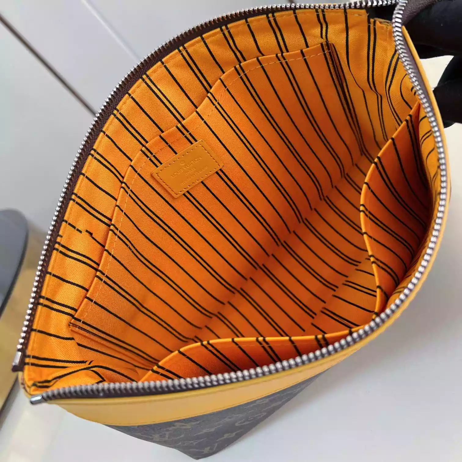 POCHETTE VOYAGE SOUPLE SAFRAN YELLOW M13198 - LW404 DISCOVERY BACKPACK PM SKY BLUE MONOGRAM CANVAS