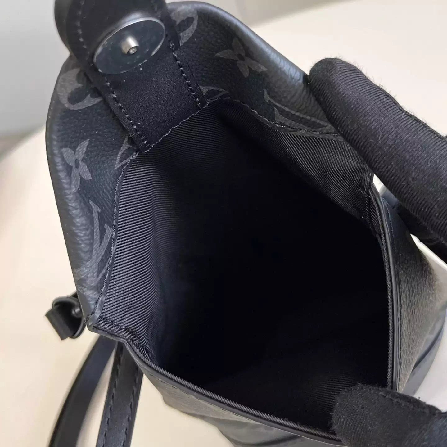 ENVELOPE POUCH BLACK MONOGRAM ECLIPSE CANVAS M11613 - LW409 DISCOVERY BACKPACK PM SKY BLUE MONOGRAM CANVAS