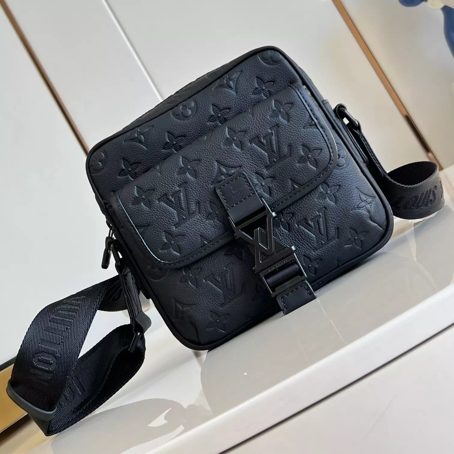 GETAWAY MESSENGER BAG BLACK MONOGRAM SHADOW M12516 - LW428 DISCOVERY BACKPACK PM SKY BLUE MONOGRAM CANVAS