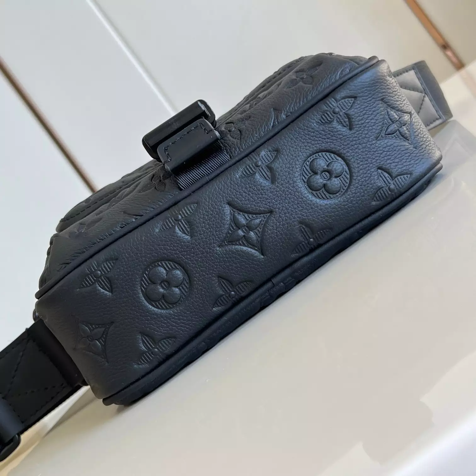 GETAWAY MESSENGER BAG BLACK MONOGRAM SHADOW M12516 - LW428 DISCOVERY BACKPACK PM SKY BLUE MONOGRAM CANVAS