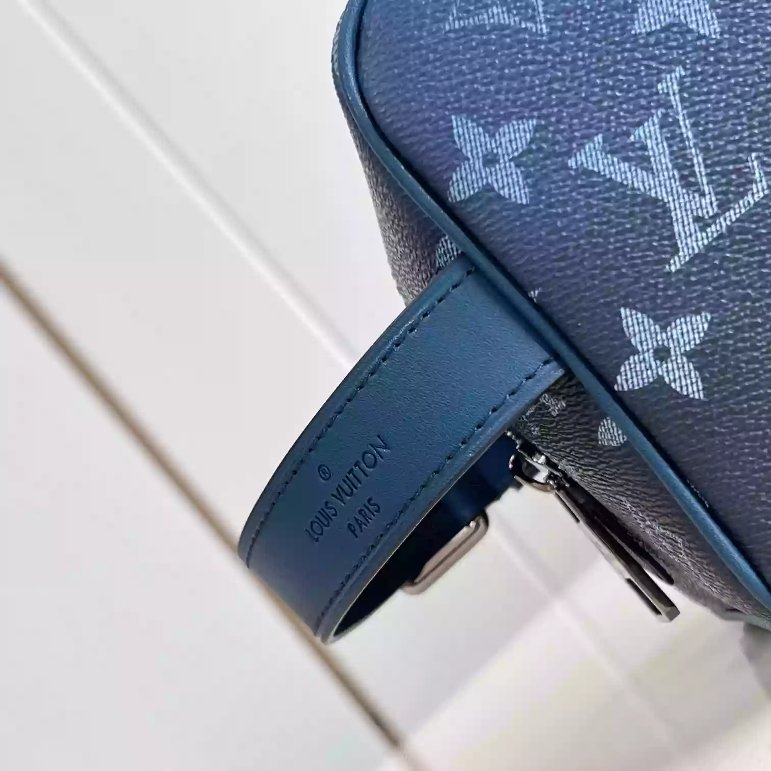 LOCKER DOPP KIT BLUE MONOGRAM DECADE M11559 - LW398 DISCOVERY BACKPACK PM SKY BLUE MONOGRAM CANVAS