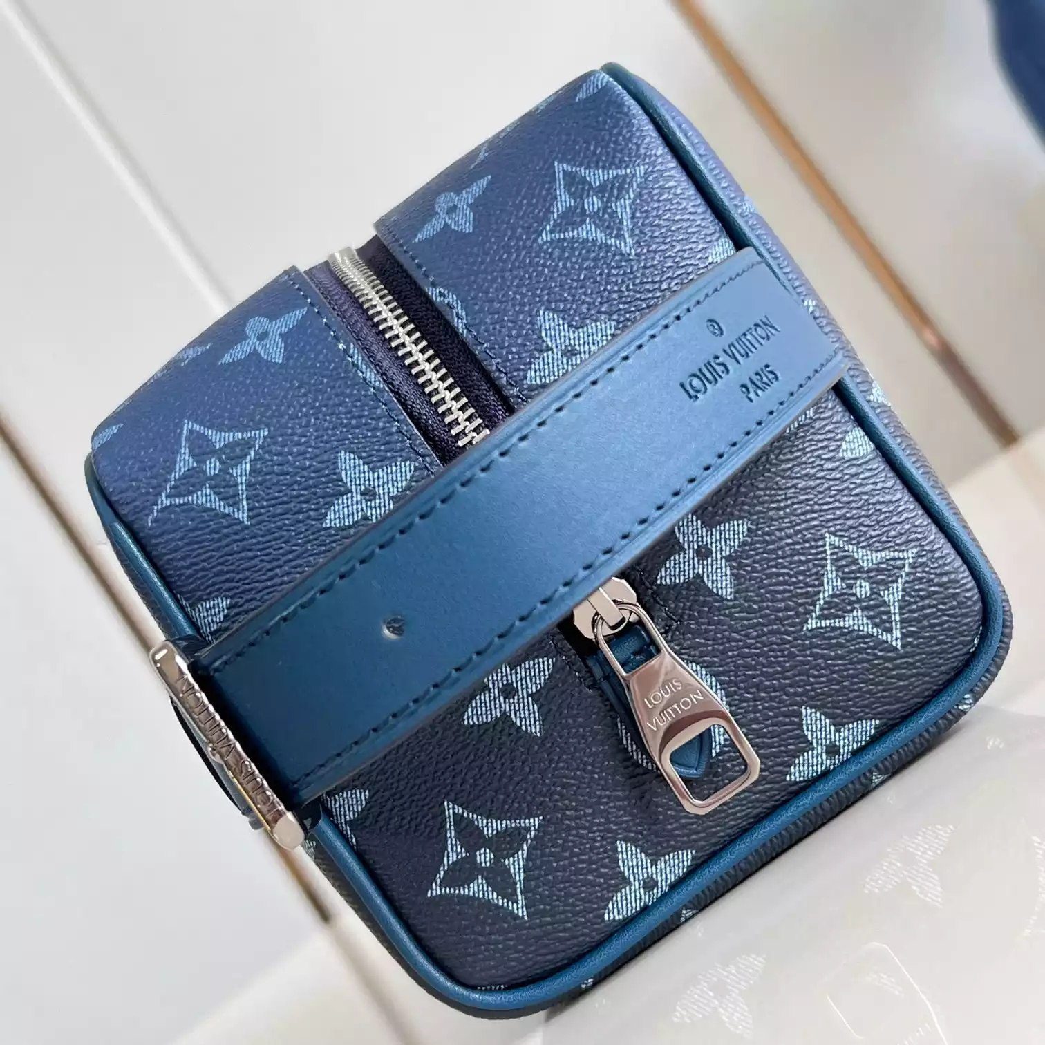 LOCKER DOPP KIT BLUE MONOGRAM DECADE M11559 - LW398 DISCOVERY BACKPACK PM SKY BLUE MONOGRAM CANVAS