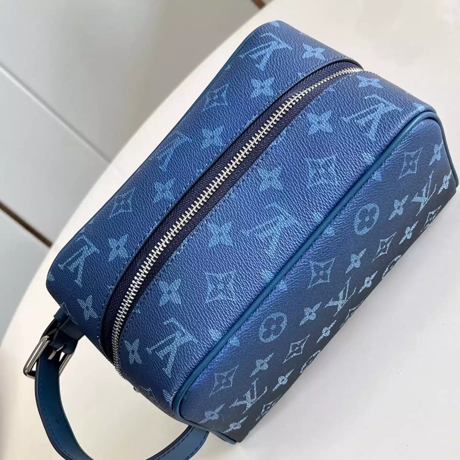 LOCKER DOPP KIT BLUE MONOGRAM DECADE M11559 - LW398 DISCOVERY BACKPACK PM SKY BLUE MONOGRAM CANVAS
