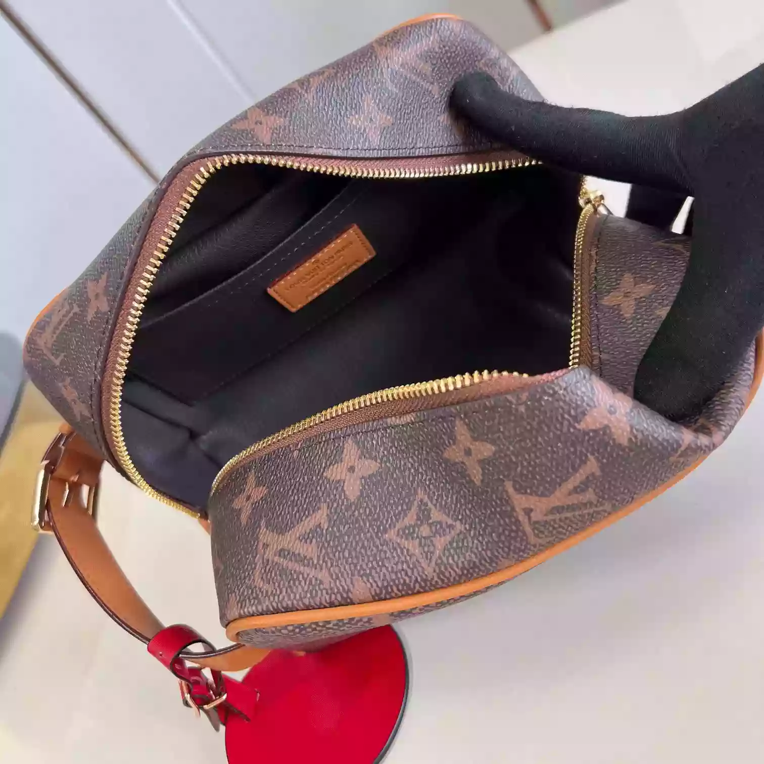 LOCKER DOPP KIT BROWN MONOGRAM DUST CANVAS M11765 - LW396 DISCOVERY BACKPACK PM SKY BLUE MONOGRAM CANVAS