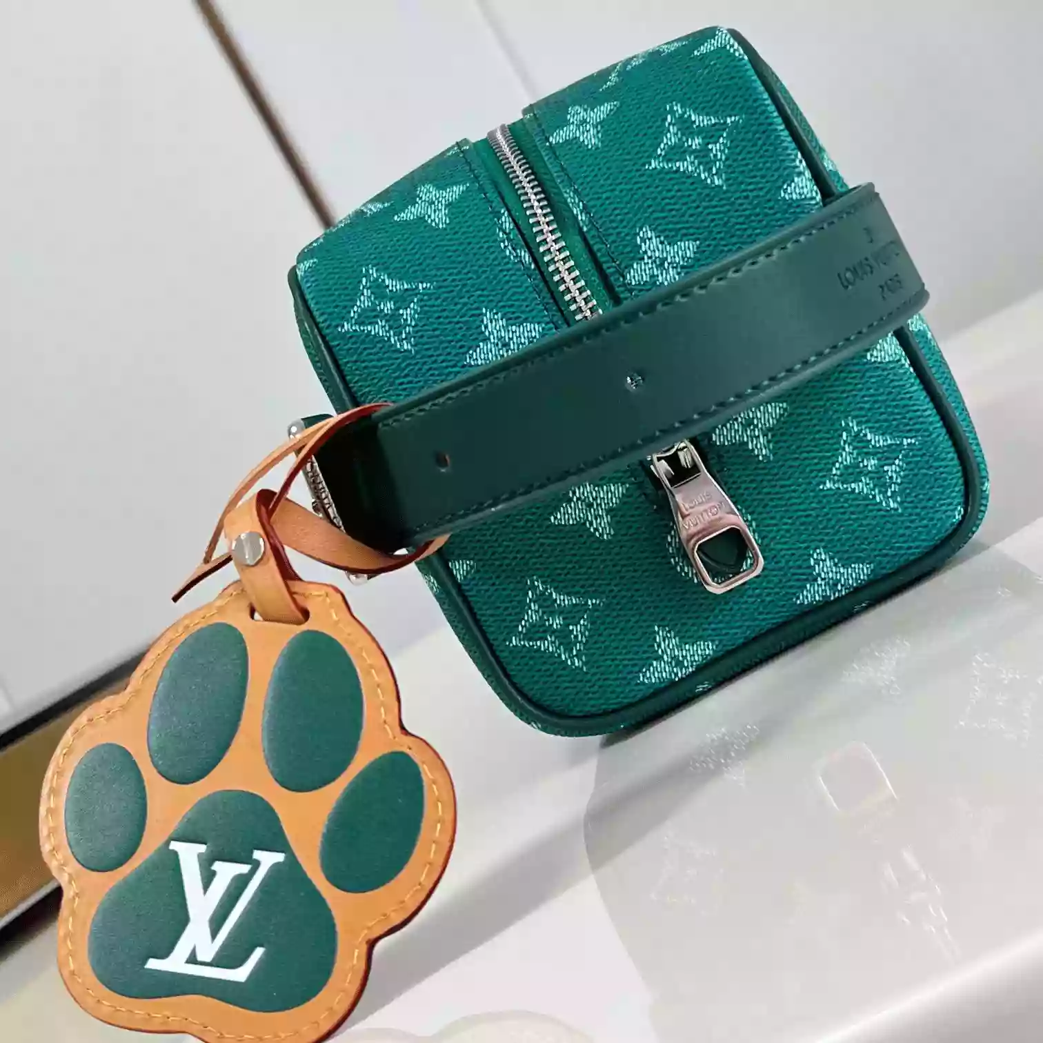 LOCKER DOPP KIT IN GREEN M12688 - LW397 DISCOVERY BACKPACK PM SKY BLUE MONOGRAM CANVAS